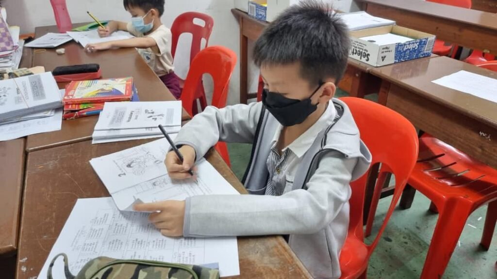Kids attending a fun and interactive English lesson at PTMJ